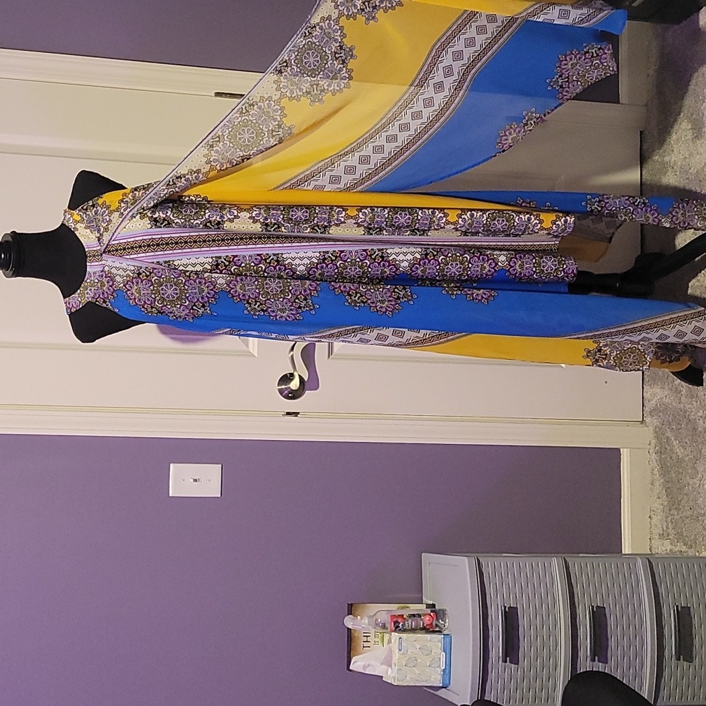 NWOT Paisley Printed Midaxi style halter dress. - Picture 2 of 5